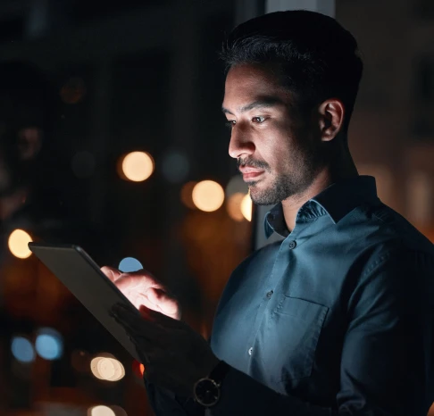 Homme regardant des vidéos explicatives sur sa tablette électronique